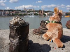 -多瑙河畔鞋履雕塑