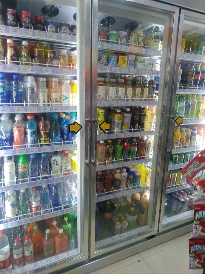 这是一家新开的美宜佳就在民主路上面二十五中的正对面招牌显眼非常好