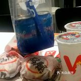 1.9元吃了这么多！两瓶酸奶罐罐+双堡六件套