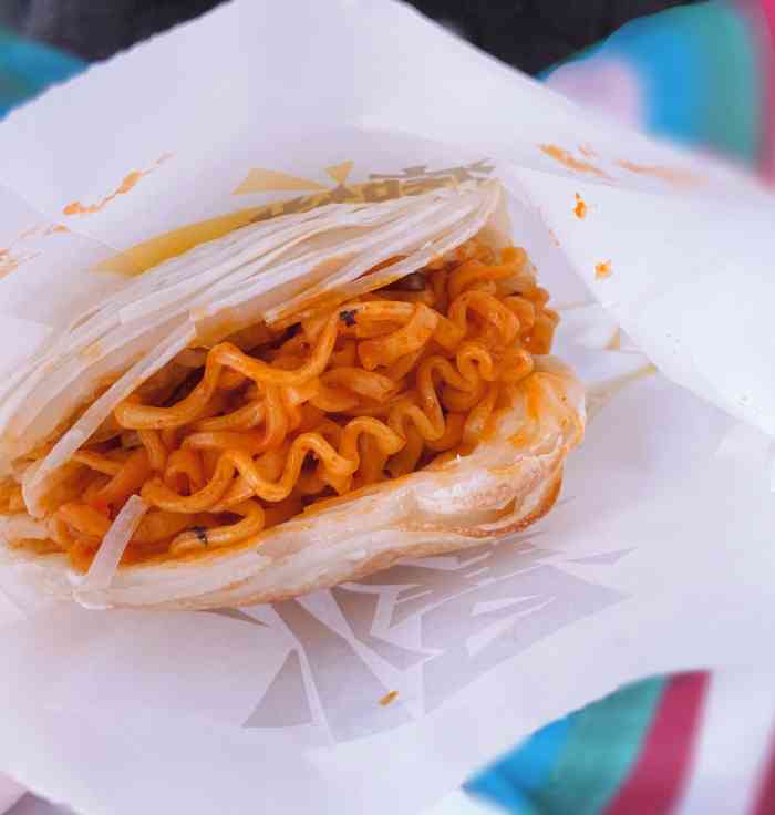 痴馍肉夹馍(凤凰广场店)-"这个肉夹馍应该算是济南味道里很不错的了.