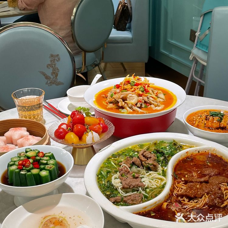 中午美食打卡：孔雀川菜