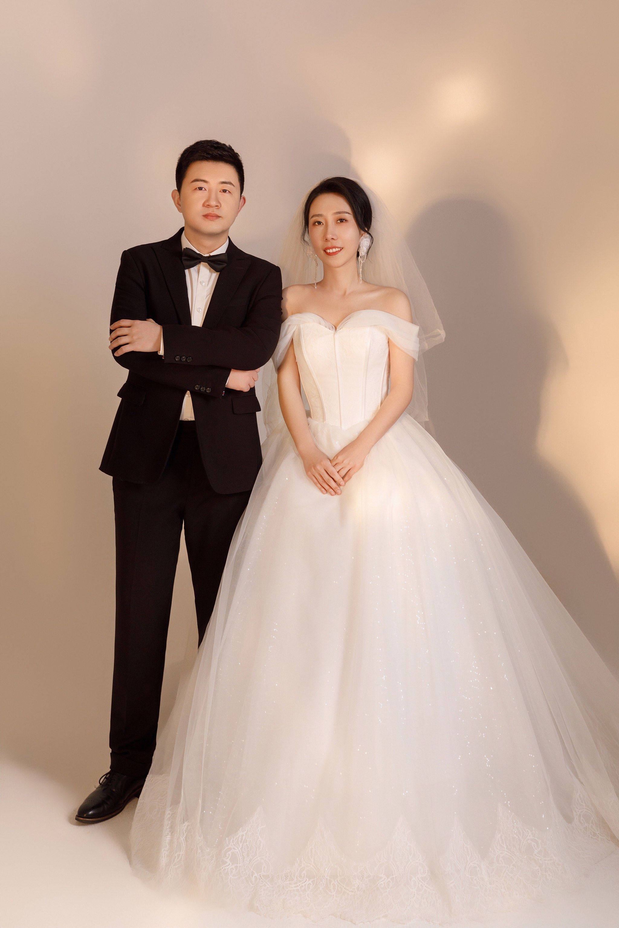 一袭婚纱拖地,一身帅气西装,结束了我们的恋爱