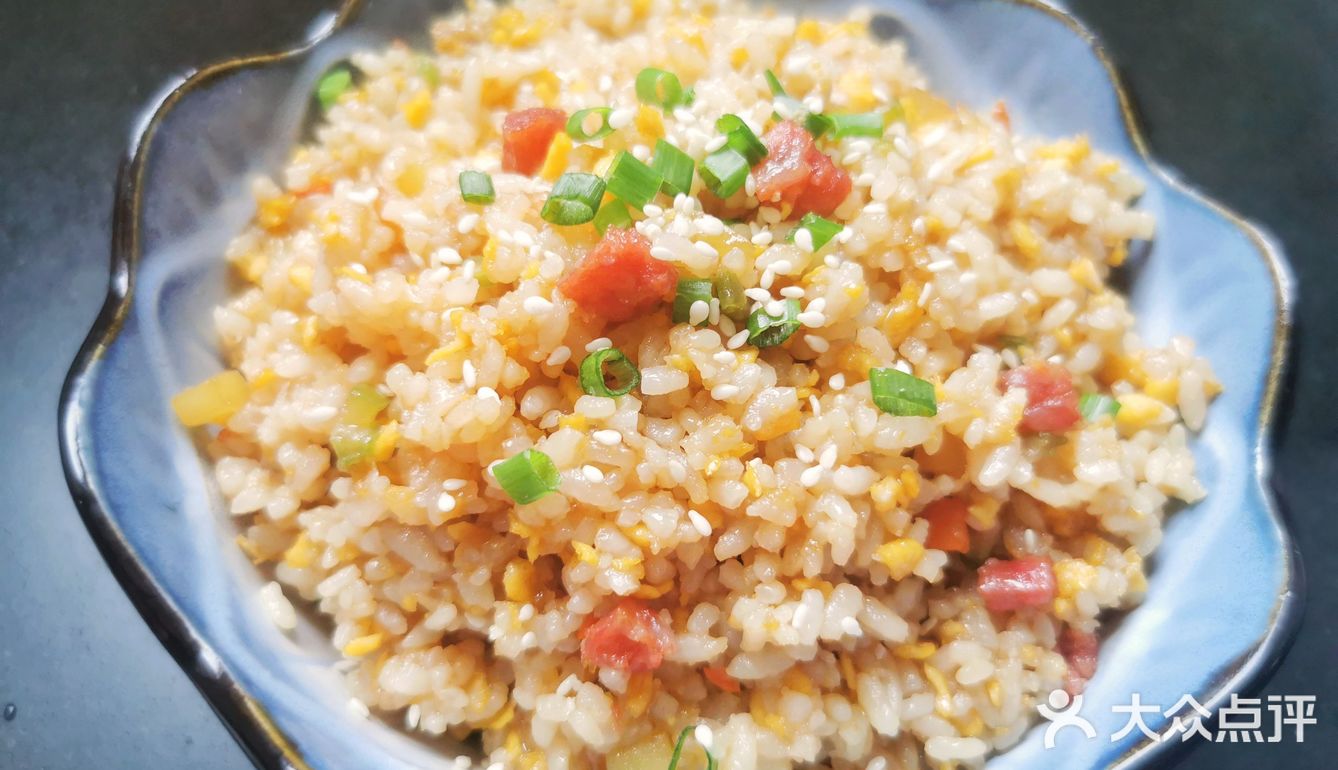 超级营养美味的香肠土豆西芹丁蛋炒饭