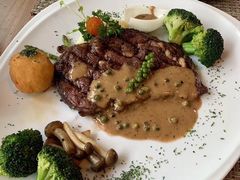 -Chom Cafe and Restaurant