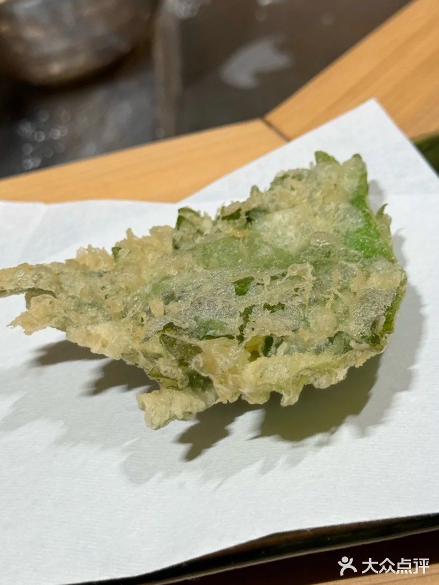 朋友酒杯碰一碰