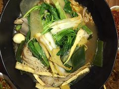 看着虽然寡淡的麻辣烫-万记麻辣烫国展总店