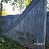 打卡全世界最大的"盖世金牛"雕塑