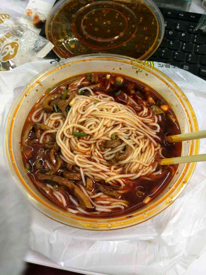 打分 外卖叫了它家的牛杂米粉,量很足,味道好,喜欢辣的它家不错.