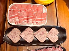 鲜切梅花肉-沸炉重庆老火锅(军事博物馆店)