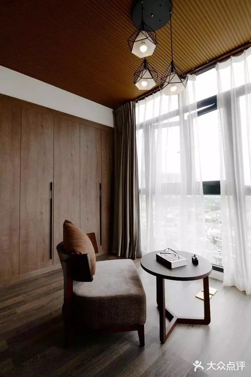 布置出一个低调奢华的华丽空间感。