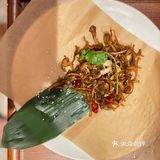 服务员莔小鱼全程服务态度非常好 点了招牌粉酸汤