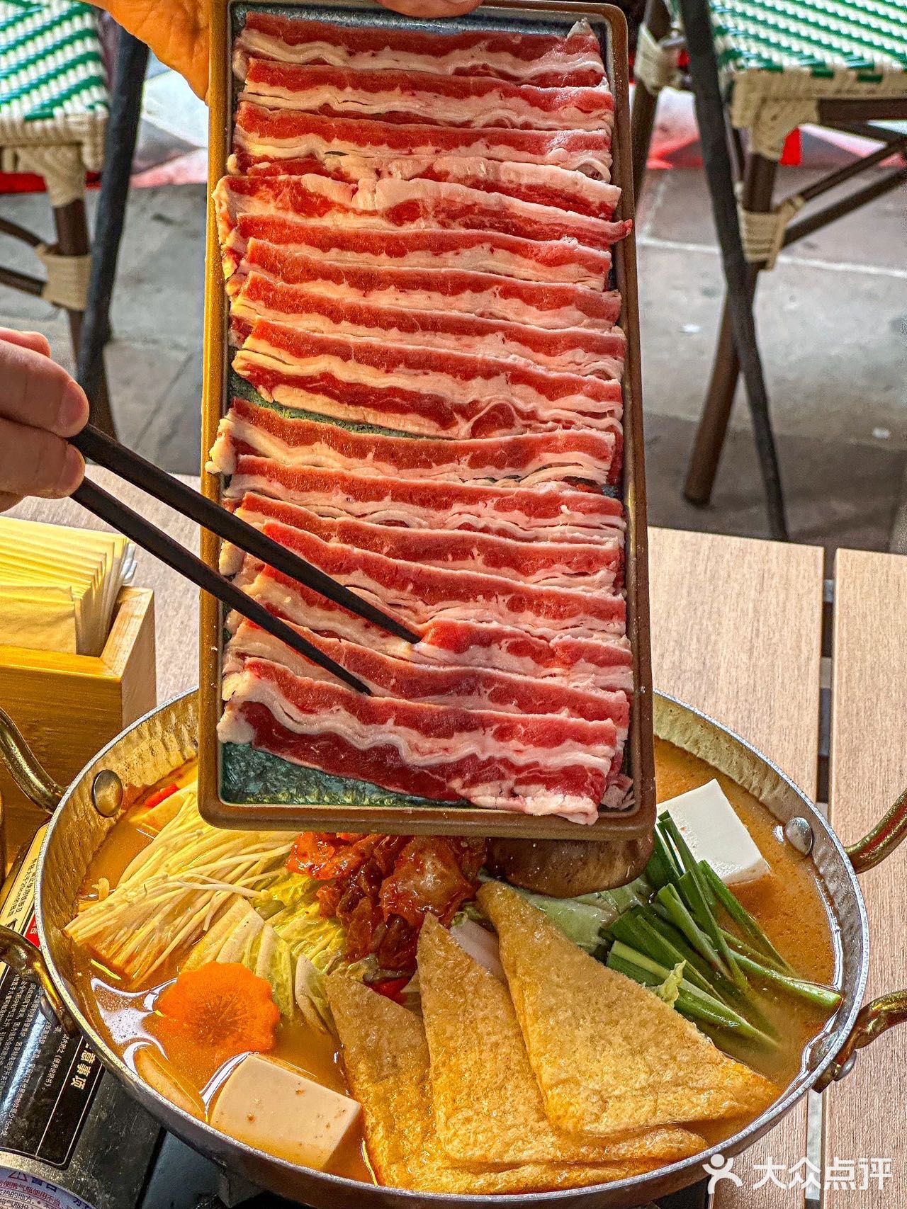 置身于一个宁静而美丽的花园之中。- 蒜蓉乳山生蚝🦪