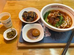 招牌红烧牛肉米粉-呷佬·长沙手工米粉(金沙江路店)