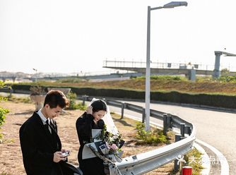 城市的处处烟火点燃了静谧的夜晚 而眼前明媚的你充盈了