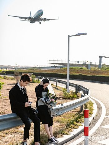 城市的处处烟火点燃了静谧的夜晚 而眼前明媚的你充盈了