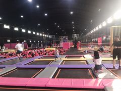 -嘿哟动霸CHUA·新潮玩运动娱乐中心·蹦床滑冰团建乐园