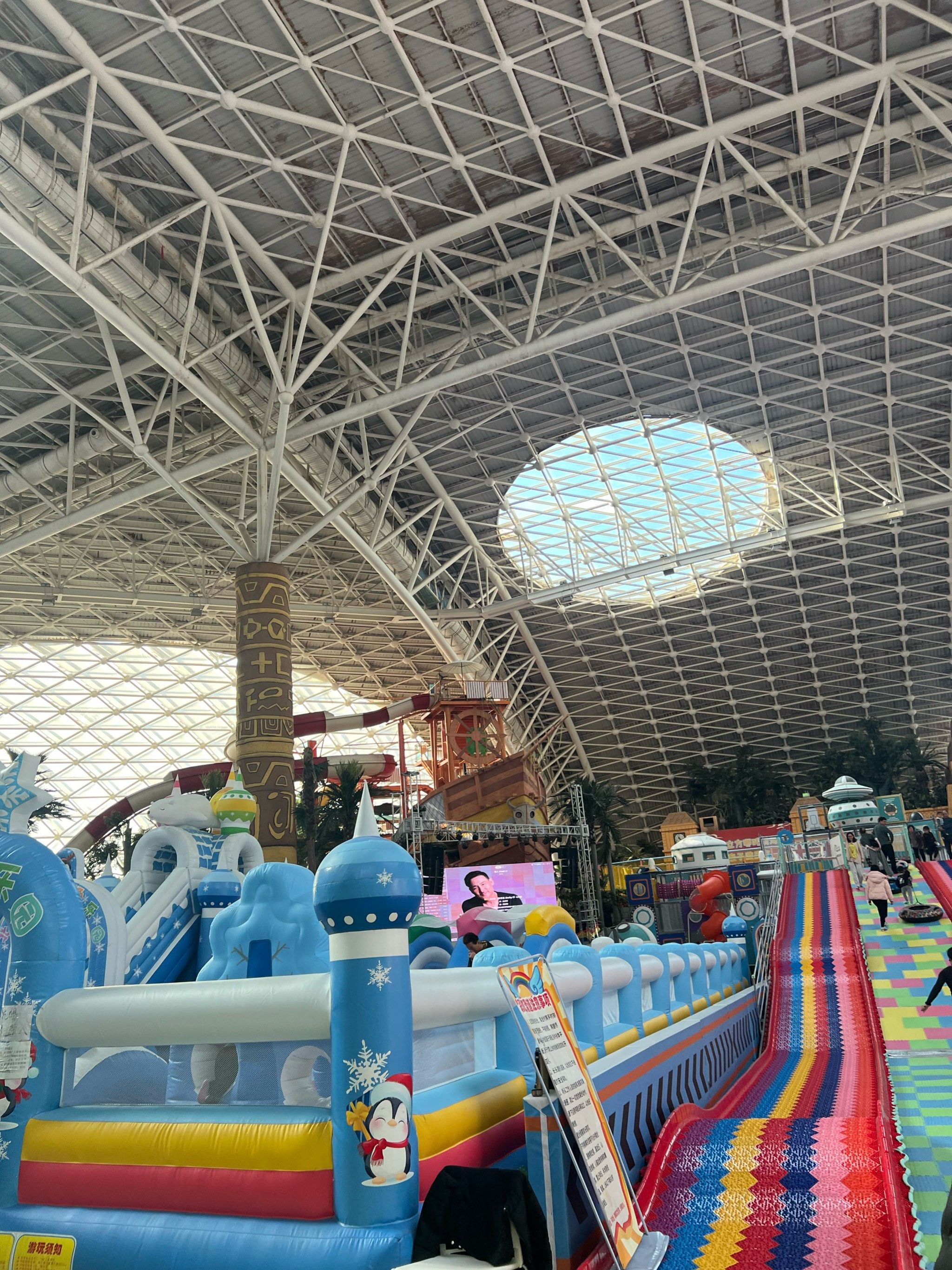 孩子们特别喜欢,但木马的音乐有点吵,建议大家带耳塞,游乐场的设施