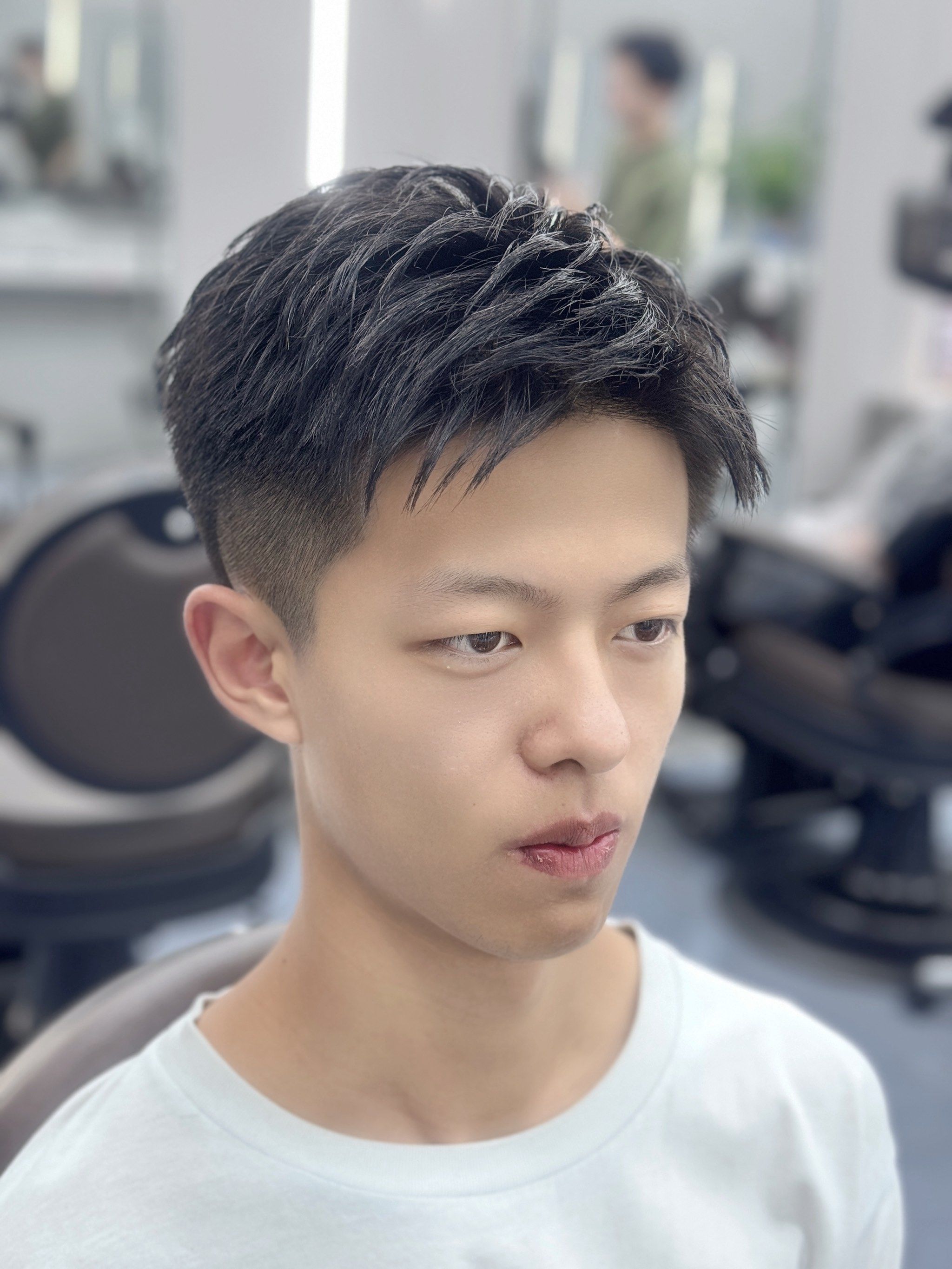 利落短发尽显男生帅气本色简约而不简单散发独特魅力