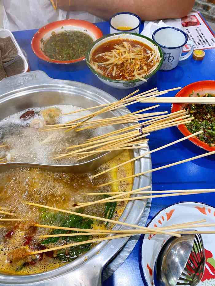 马路边边串串香-"对于我来说 每次吃都想换个环境 菜品不重.