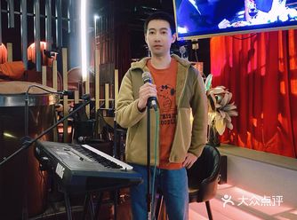 天生五音不全的我,在这间酒吧高歌一曲