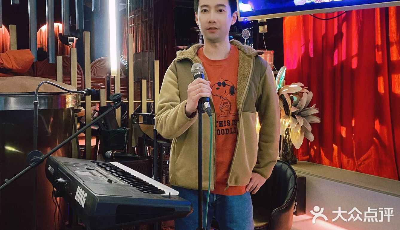 天生五音不全的我，在这间酒吧高歌一曲