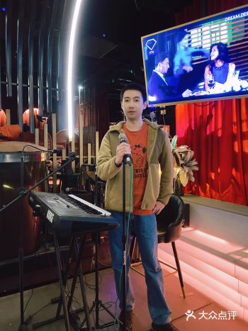 天生五音不全的我，在这间酒吧高歌一曲