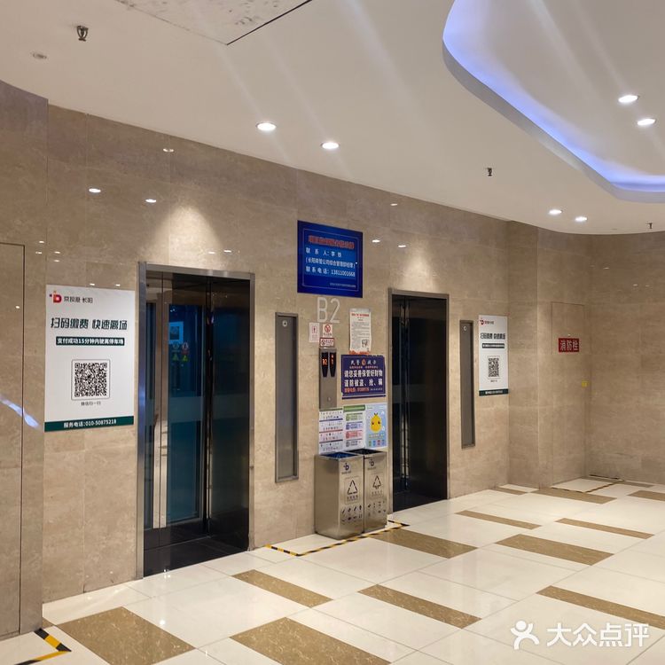 长阳京投港垃圾商场，混乱无管理。