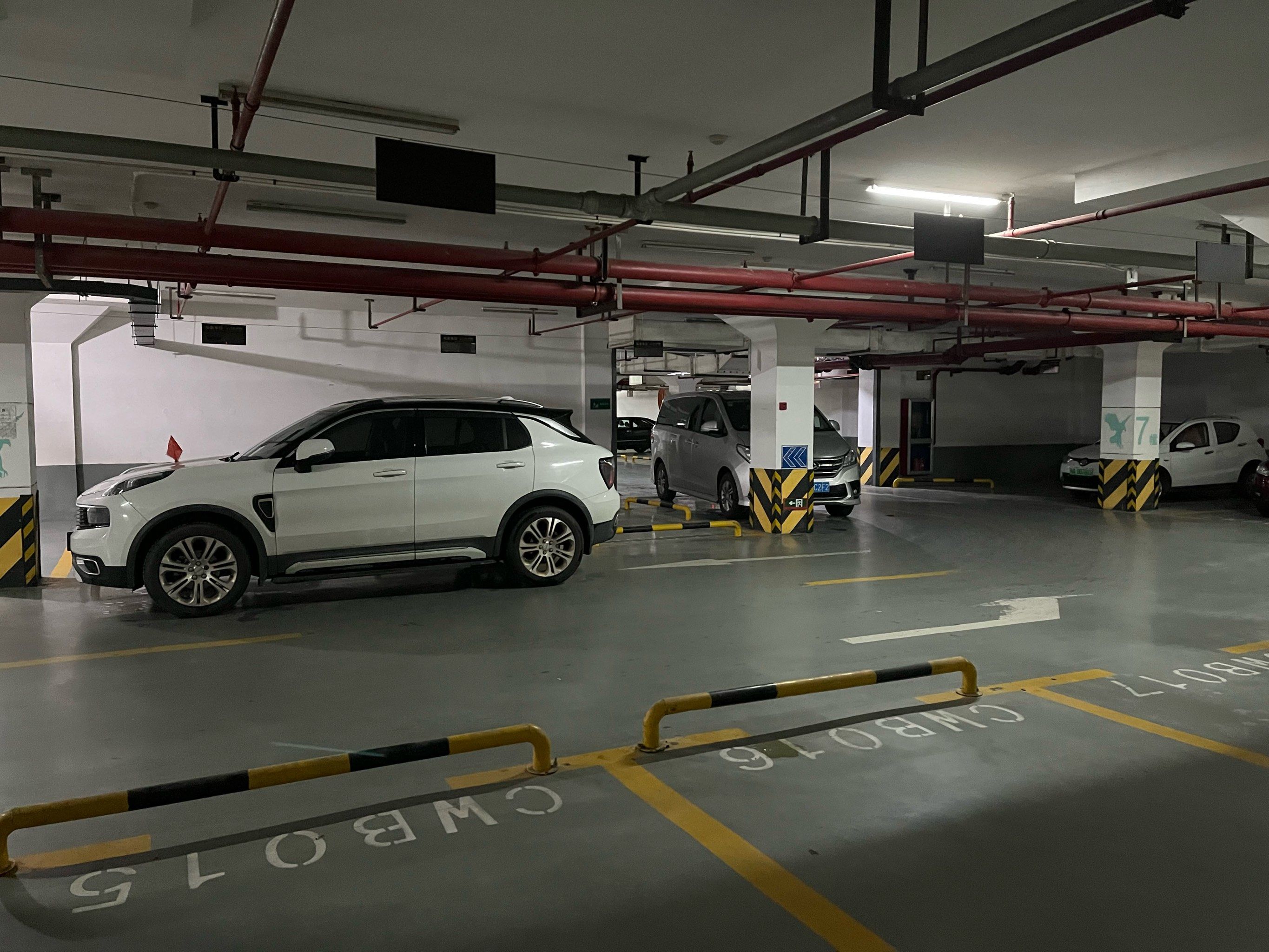 小区地下车库过道上,转弯抹角处总是停着这几辆车!