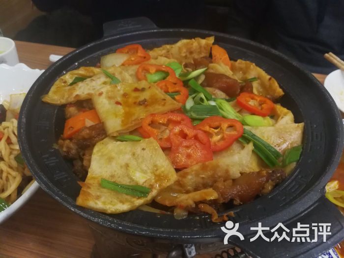 铁锅牛窝骨焖饼