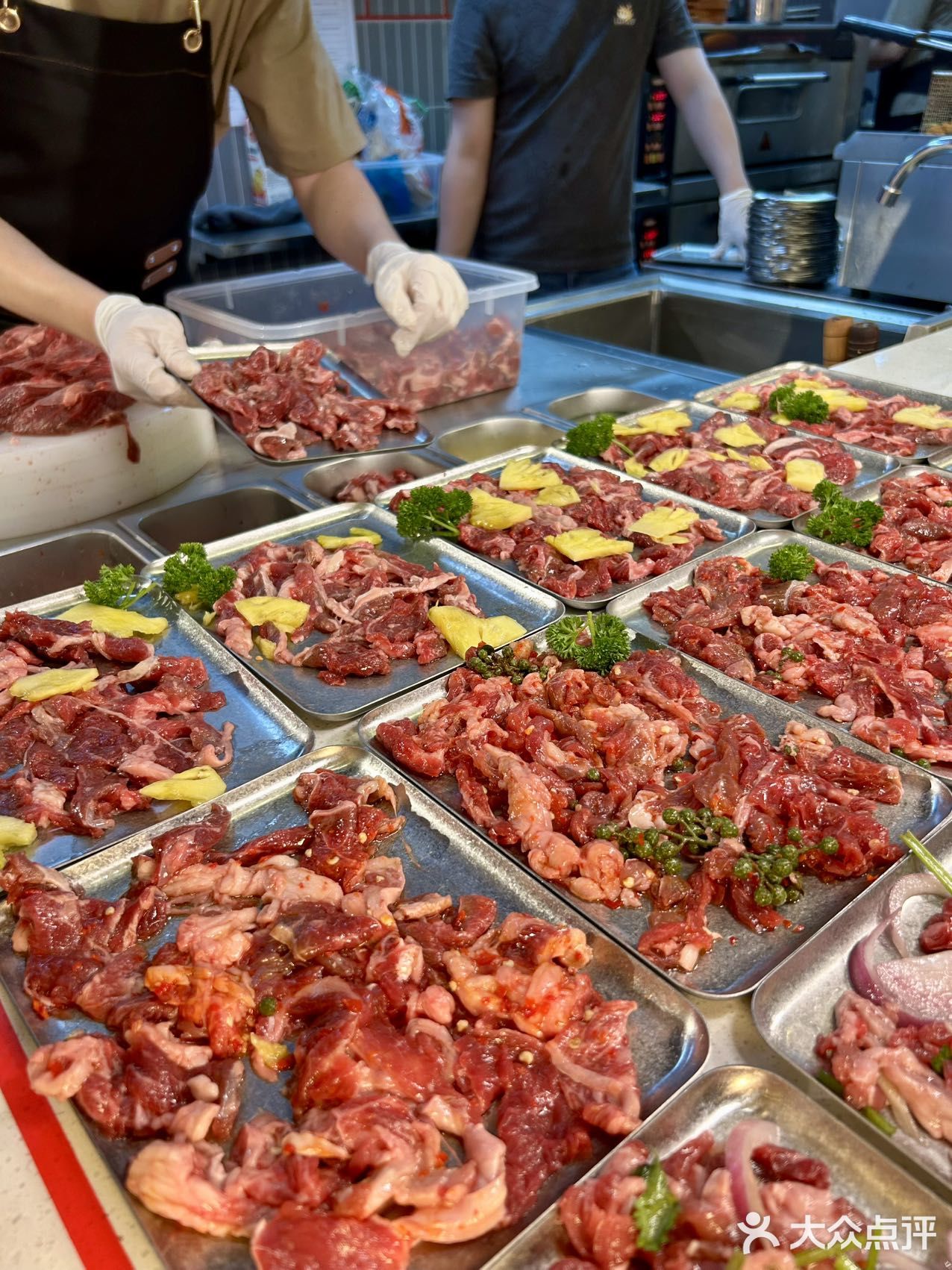 今天找到一家敲奈斯的烤肉自助，他家牛肉是首创熟成牛肉
