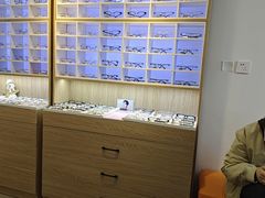 -天空之镜眼镜店蔡司依视路配镜授权零售店(望京颐堤港店)