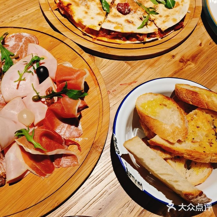 红酒🍷，美女，感受惬意的法式浪漫～