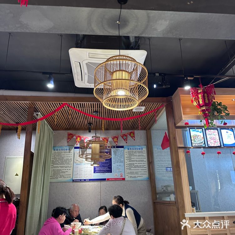 地方菜 本地老店 跟到导航来的 店里面坐满了客人