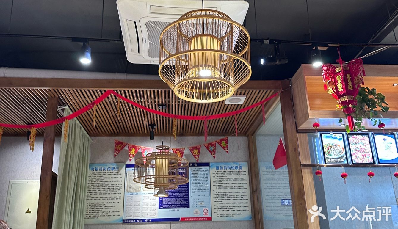地方菜 本地老店 跟到导航来的 店里面坐满了客人