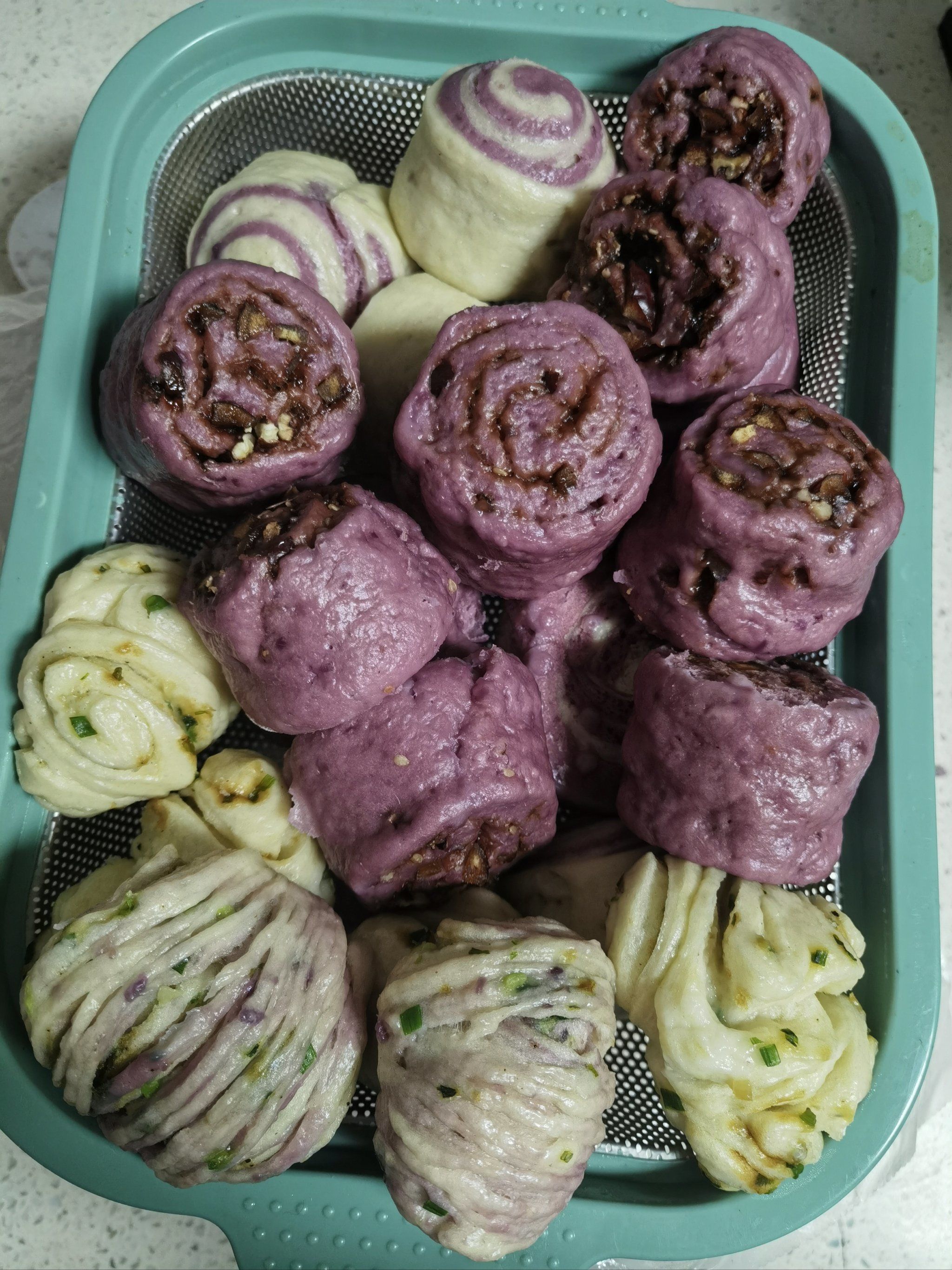 最近爱做烧卖花卷馒头,植物染色面点更食欲