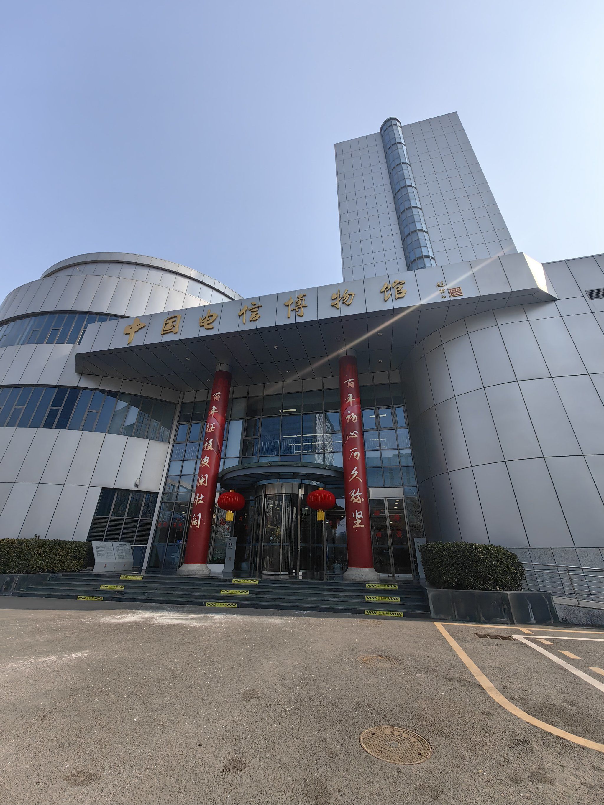 电信博物馆一共两层,一层可以模拟发电报