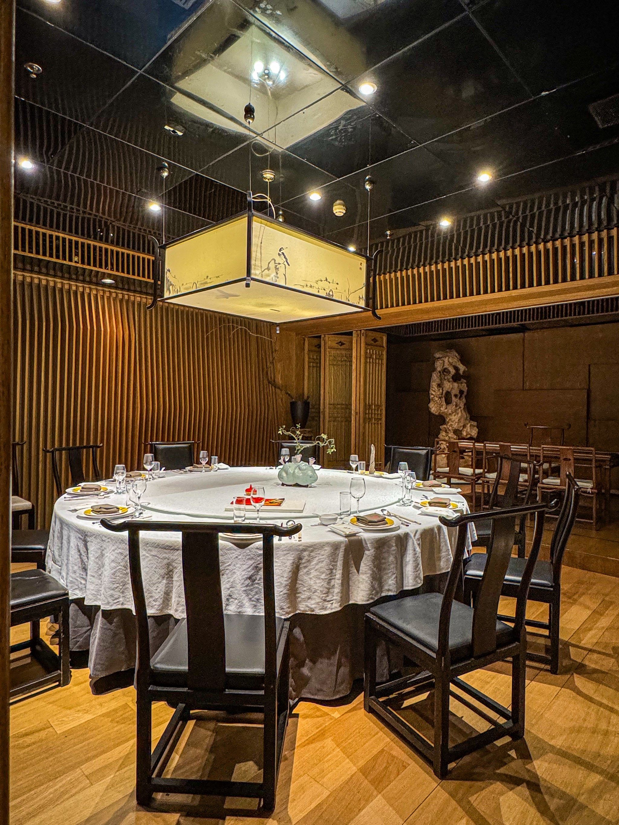 n
9302环境篇
九朝会的装修堪称一绝,新中式风格