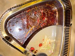 酸萝卜鸳鸯锅-鮮樂門重庆美蛙鱼头火锅(恒隆店)