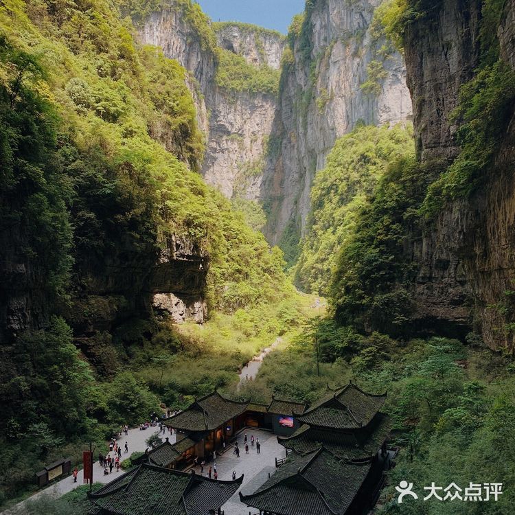 比较知名的除了重庆武隆天坑地缝风景区