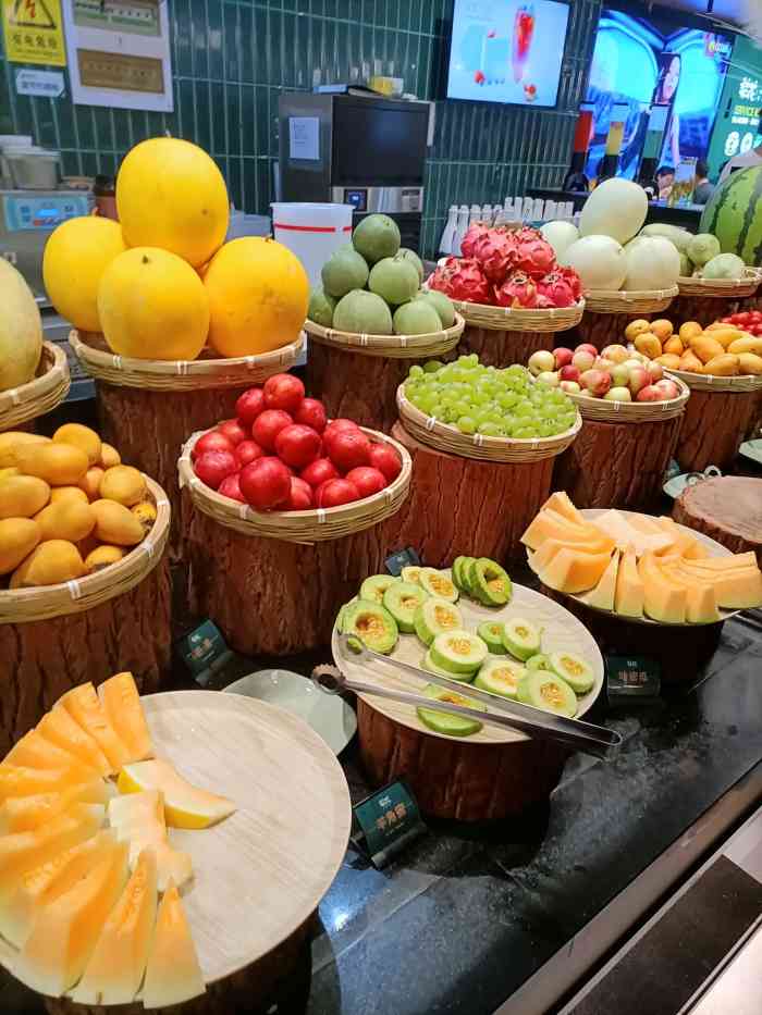 梨花自助烤肉甄选(鲁能城店)-"明亮 热闹 鲜艳环境算不错的,新开的目.