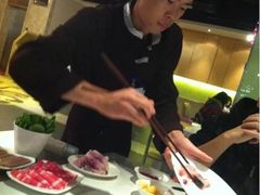 服务员服务中-商汤天下