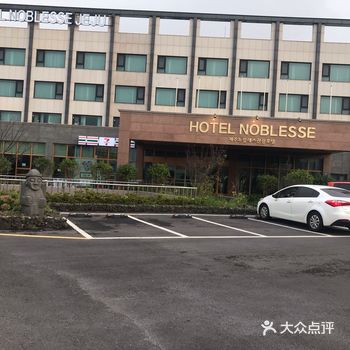 往前走还有一个小超市。酒店附近没有什么吃东西的店