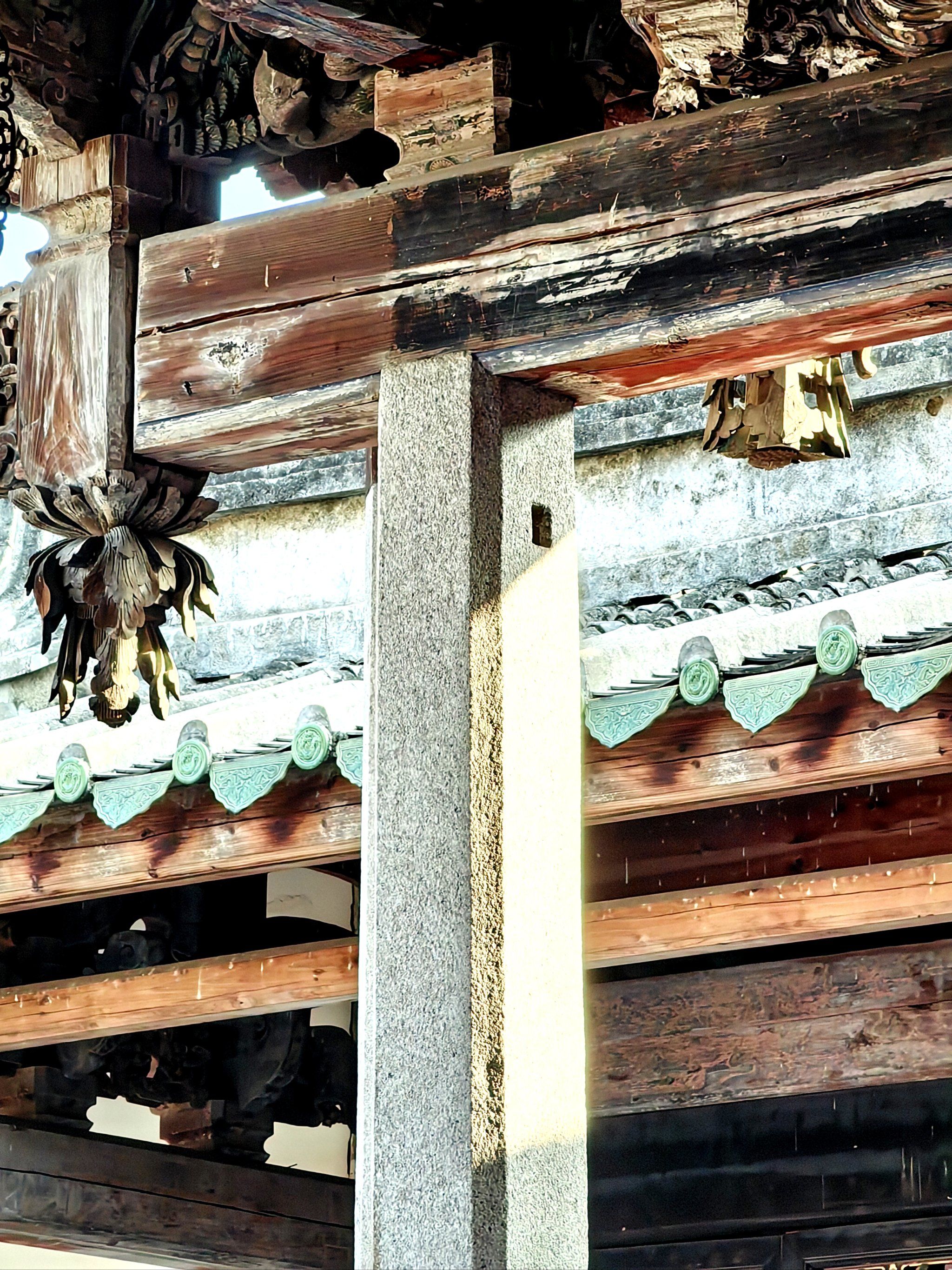 莲瓣垂花柱巧夺天工,瓦当青琉璃蕴光流彩