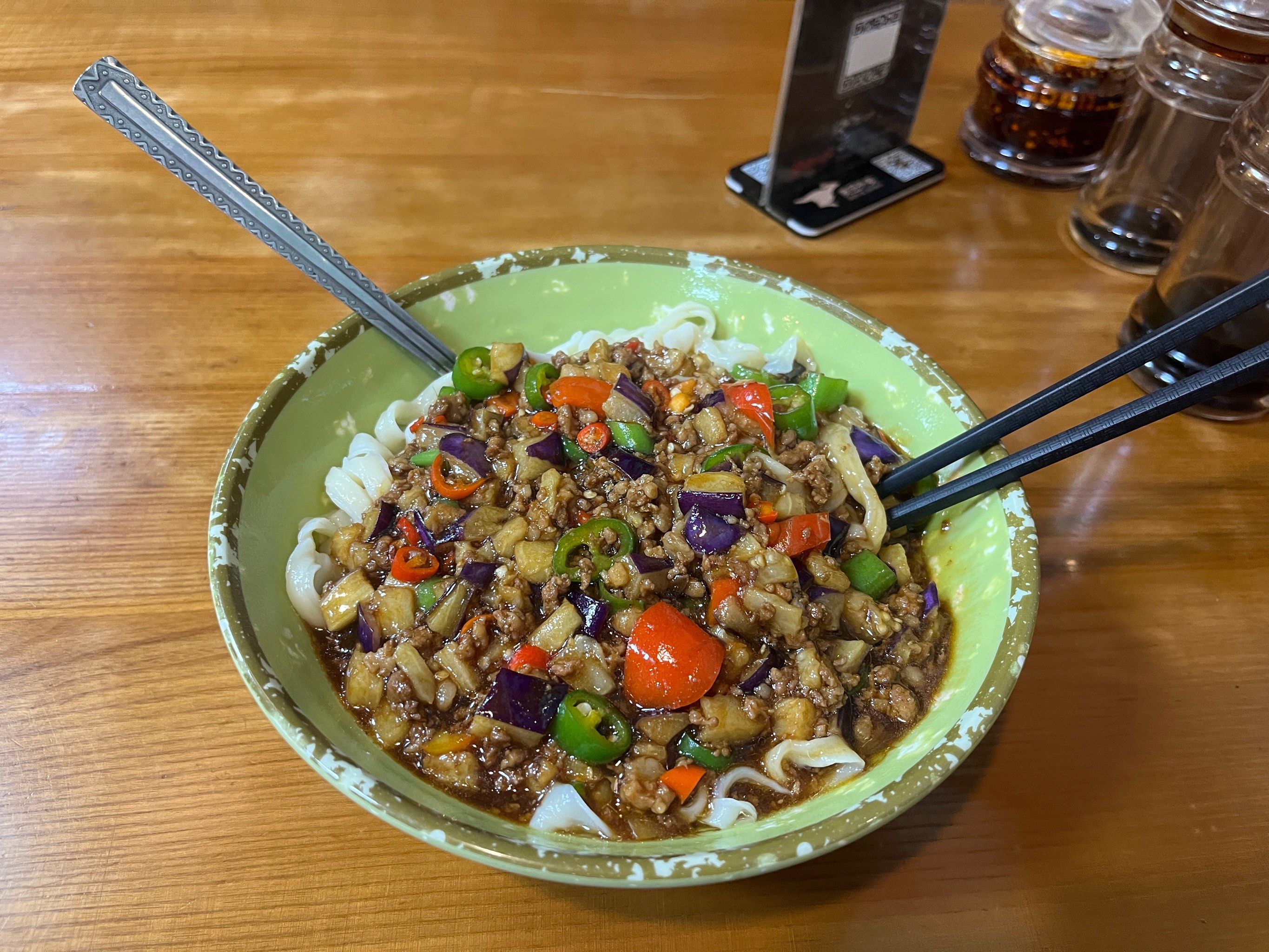 一碗热腾腾的茄子肉酱面