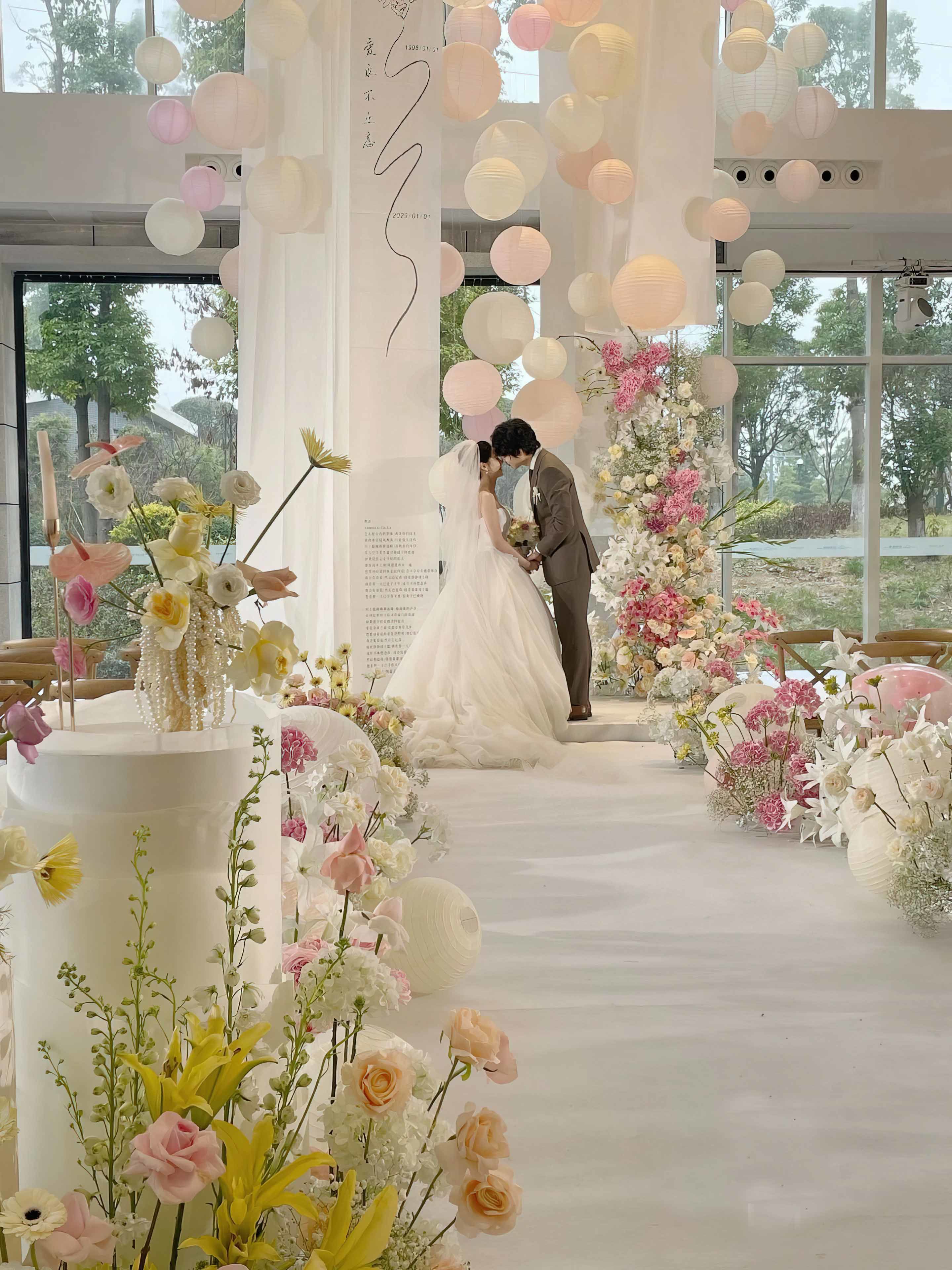 大家要的粉白小众婚礼布置细节图来啦9393