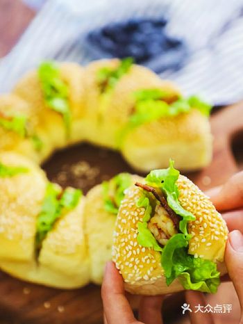 看起来超级有食欲的花环汉堡
