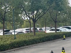-秀沿路地铁站停车场