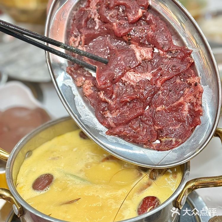 生蚝叠成山！这家火锅店是懂鲜味的！