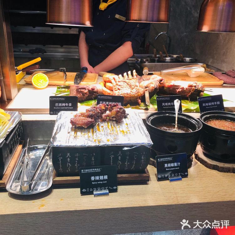 各种贝类 肉肉也很多 水果里面烤榴莲