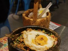 热气腾腾石锅打抛饭-小小集渔·泰式大排档(太古里香槟店)